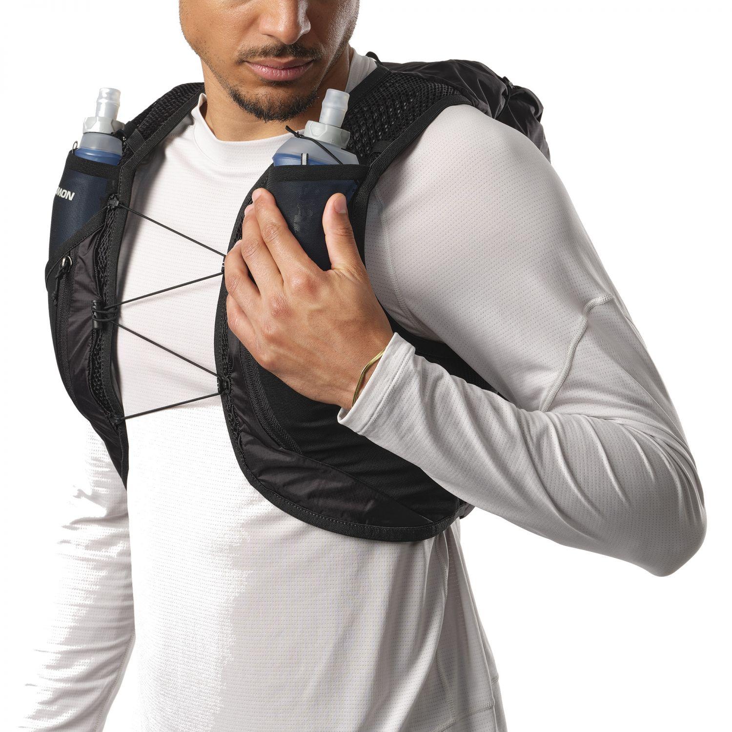 Salomon Active Skin 12 Set løberygsæk i sort med to softflasker