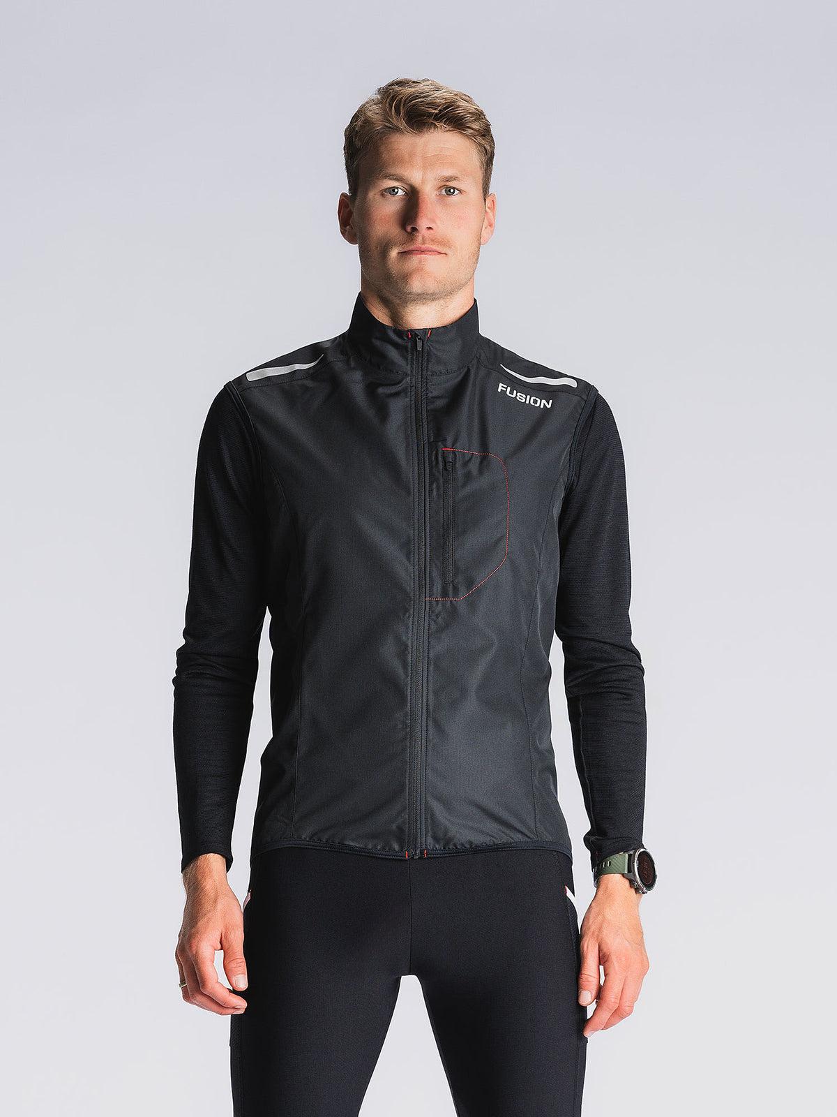 Fusion Mens S1 Run Vest i sort med mesh-panel på ryggen og elastiske sidepaneler
