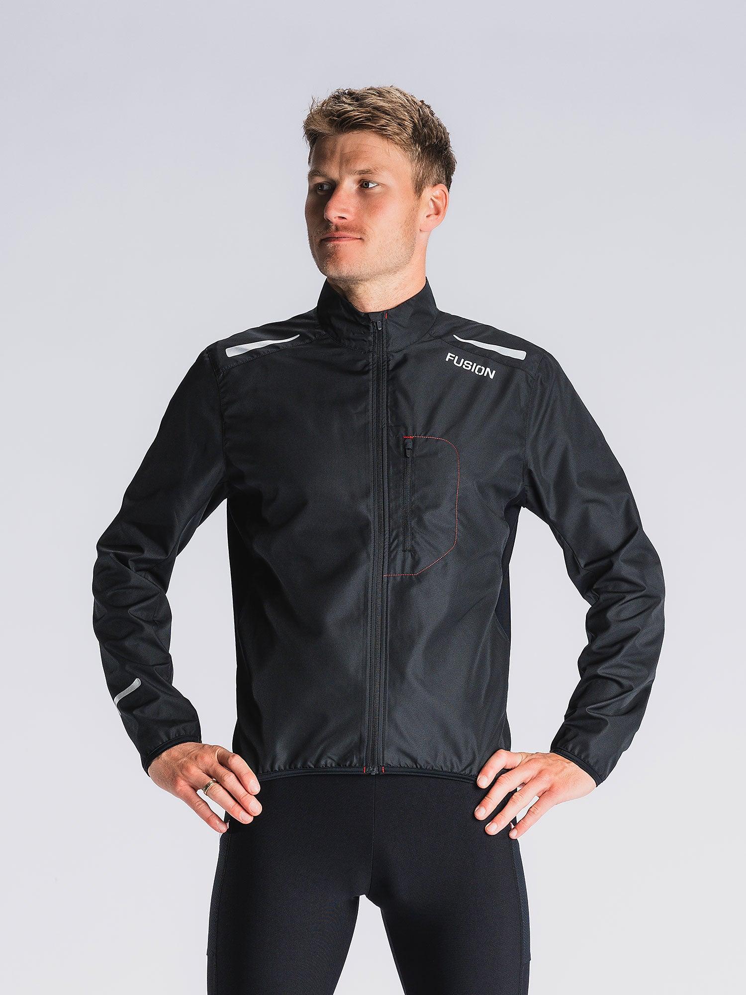 Fusion Mens S1 Run Jacket i sort med reflekterende bånd på ærmer og skuldre