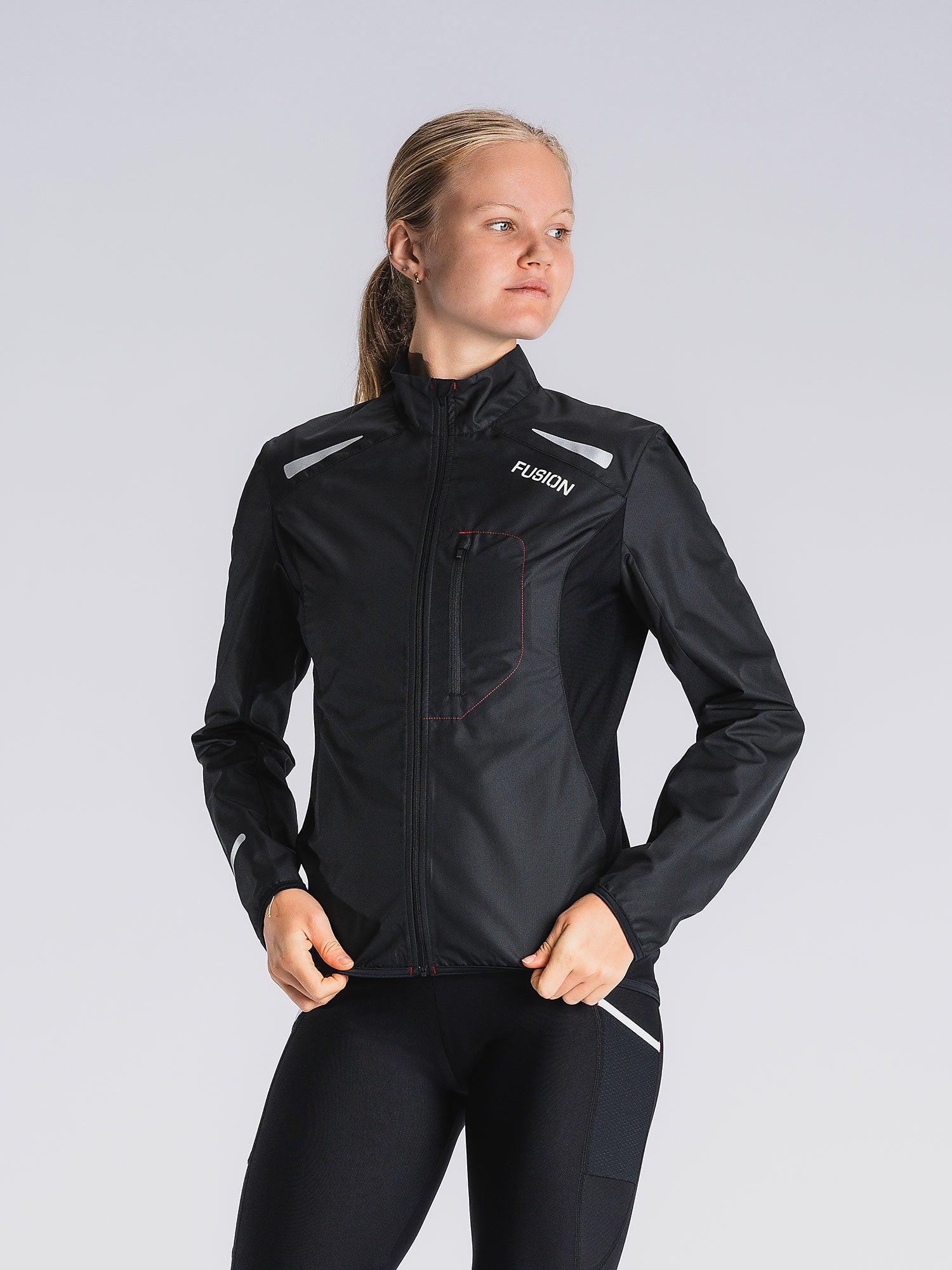 Fusion Womens S1 Run Jacket i sort med strækbare sidepaneler og brystlomme